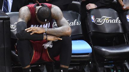 LeBron James touché lors du Game 1 face à San Antonio (ROBYN BECK / AFP)