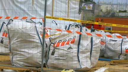 Des déchets d'amiante sur un chantier de déconstruction à Valence&nbsp;(Drôme), le 11 avril 2019. (NICOLAS GUYONNET / HANS LUCAS / AFP)