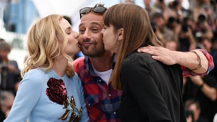 Le com&eacute;dien en a profit&eacute; pour s'offrir une s&eacute;ance bisous avec Diane Kruger et Alice Winocour, venues elles aussi pr&eacute;senter le film "Maryland Disorder". (LOIC VENANCE / AFP)