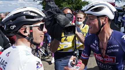 Tadej Pogacar (à gauche) félicite Mathieu van der Poel après sa victoire à Mûr-de-Bretagne, le 27 juin. (DANIEL COLE / AFP)