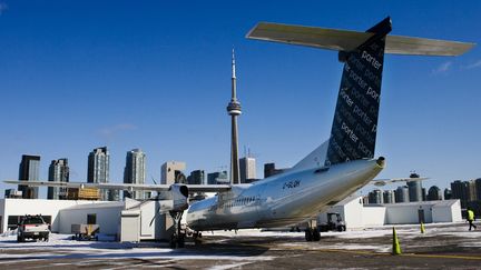 Un avion de la compagnie Porter Airlines sur le tarmac de l'a&eacute;roport de Toronto (Canada). (MARK BLINCH / REUTERS)