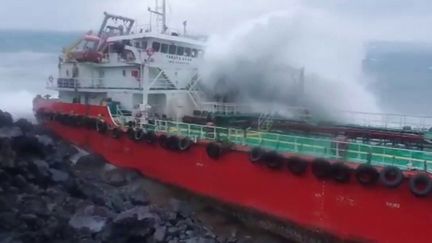 Sur l’île de La Réunion, l’alerte rouge a été levée vendredi 4 février dans la matinée après le passage du cyclone&nbsp;Batsirai.&nbsp;Un pétrolier mauricien s’est échoué près des côtes dans la nuit de jeudi à vendredi.&nbsp;Une opération de sauvetage périlleuse a été menée pour sauver les onze marins du navire. (FRANCE 2)