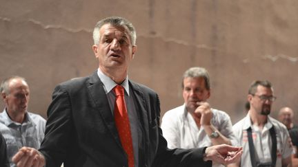 Dans l'attente des résultats, le député sortant Jean Lassalle se trouve dans son village de Lourdios-Ichères, dans les Pyrénées-Atlantiques, dans la soirée du 18 juin 2017, au second tour des législatives. (LAURENT FERRIERE / HANS LUCAS / AFP)