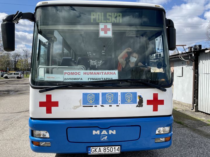 Un bus conduit par une femme membre du groupe "Les femmes prennent le volant" amène des réfugiés d'Ukraine vers la Pologne.&nbsp; (KOBIETY ZA KOLKO / WOMEN TAKE THE WHEEL)