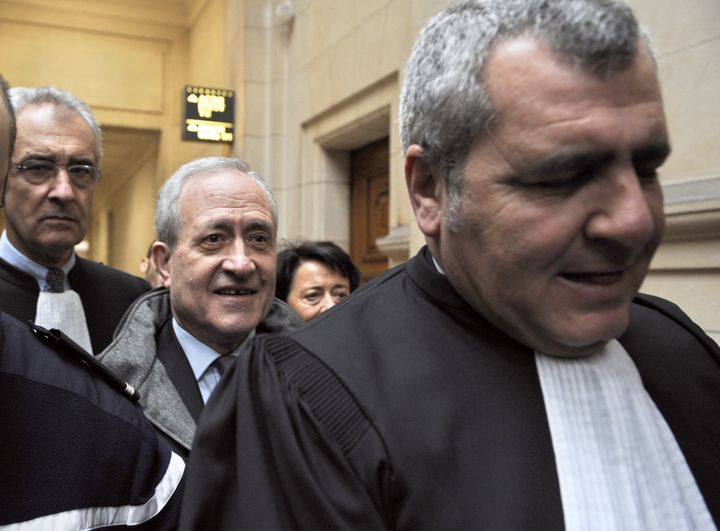 De gauche à droite : l'avocat Jean-Yves Le Borgne, l'ex-maire du 5e arrondissement de Paris Jean Tiberi, sa femme Xavière et Thierry Herzog, le 2 février 2009 au tribunal correctionnel de Paris. (BERTRAND GUAY / AFP)