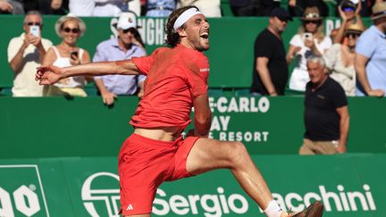 Stefanos Tsitsipas célèbre après avoir remporté son troisième tournoi de Monte-Carlo. Il a battu en finale Casper Ruud, dimanche 14 avril. (VALERY HACHE / AFP)