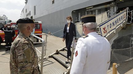 Vendredi 14 aout, la ministre des Armées, Florence Parly, descend du navire amphibie français Tonnerre, au port de Beyrouth. (JOSEPH EID / AFP)