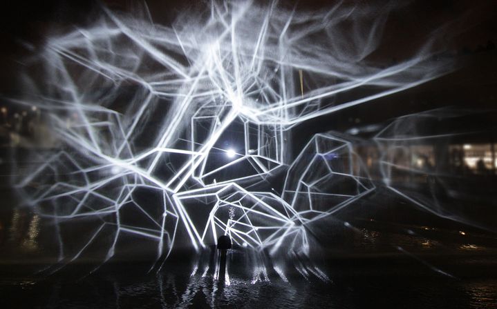 L'installation audiovisuelle monumentale "Constellations" de Joanie Lemercier. (KYLE MCDONALD - STUDIO JOANIE LEMERCIER)