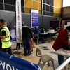 Des personnes patientent avant de recevoir leur dose de rappel du vaccin contre le Covid-19, le 9 décembre 2021 à Toulouse (Haute-Garonne). (GEORGES GOBET / AFP)