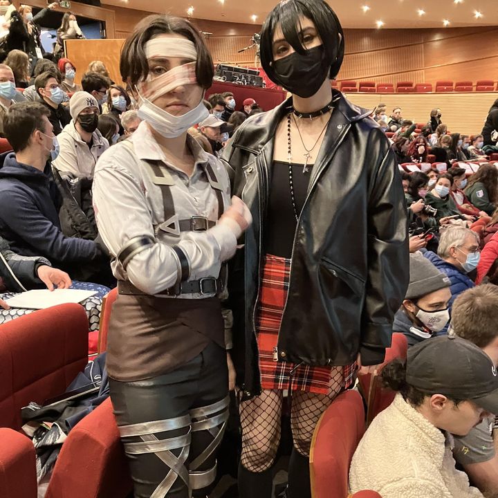 Mathilde et Mélodie, fans du manga "L'Attaque des Titans", Théâtre d'Angoulême assistent à la masterclass de l'auteur japonais Hajime Isayama, 28 janvier 2023 (LAURENCE HOUOT / FRANCEINFO CULTURE)