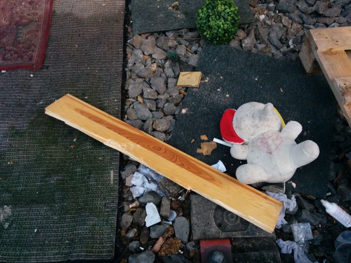 Partout dans le bidonville, on trouve des traces de la présence d'enfants, des peluches, des chaussures, des jouets, à Paris le 3 février 2016. (MARTHE RONTEIX / FRANCETV INFO)