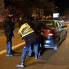 Des policiers&nbsp;contrôlent&nbsp;un homme à Blois (Loir-et-Cher), le 17 mars 2021. (GUILLAUME SOUVANT / AFP)