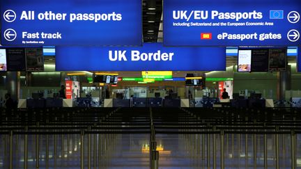 Les douanes à l'aéroport d'Heathrow, à Londres (Royaume-Uni), le 4 juin 2014. (NEIL HALL / REUTERS)