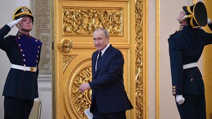 Le président russe Vladimir Poutine rencontre les athlètes russes médaillés des JO d'hiver de Pékin 2022 et les membres de l'équipe paralympique du pays, au Kremlin à Moscou, le 26 avril 2022. (NATALIA KOLESNIKOVA / AFP)