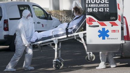 Un patient atteint du Covid-19 transporté dans une ambulance aux urgences de Mulhouse (Haut-Rhin), le 24 mars 2020. (SEBASTIEN BOZON / AFP)