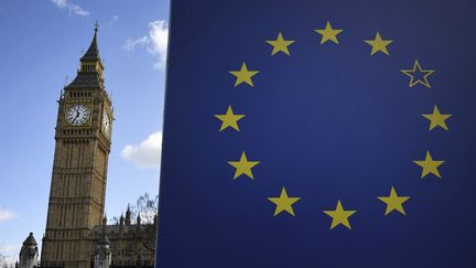 Le parlement à Londres et le drapeau européen. Photo d'illustration. (ANDY RAIN / EPA)