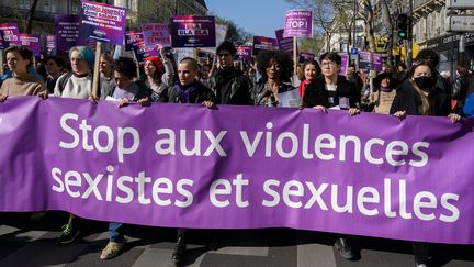 Manifestation dans Paris contre les violences sur les femmes et les féminicides, le 8 mars 2022. (JULIEN MATTIA / LE PICTORIUM / MAXPPP)