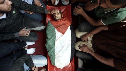 Des proches endeuillés prient pour un Palestinien tué par l'armée israélienne le 14 mai 2018. (ABED ZAGOUT / ANADOLU AGENCY / AFP)