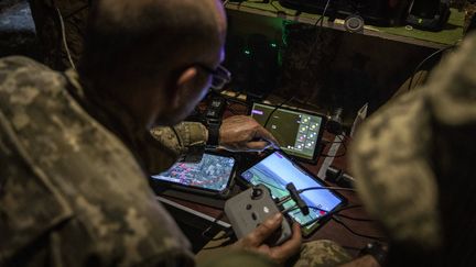 Un militaire ukrainien contrôle un drone, dans la région de Zaporijjia (Ukraine), le 5 juillet 2023. (SOPA IMAGES / SIPA)