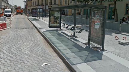 L'enfant a &eacute;t&eacute; d&eacute;couvert samedi 22 f&eacute;vrier 2014 sous un arr&ecirc;t de bus de la place des Vosges, &agrave; Nancy&nbsp;(Meurthe-et-Moselle). (GOOGLE STREET VIEW / FRANCETV INFO)