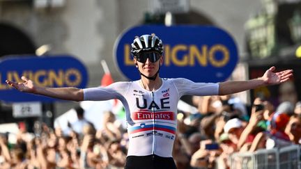 Tadej Pogacar remporte le Tour de Lombardie, le 7 octobre 2023. (MARCO BERTORELLO / AFP)