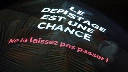 Une sensibilisation au dépistage lors d'Octobre rose, à Lille en 2015. (SEBASTIEN JARRY / MAXPPP)