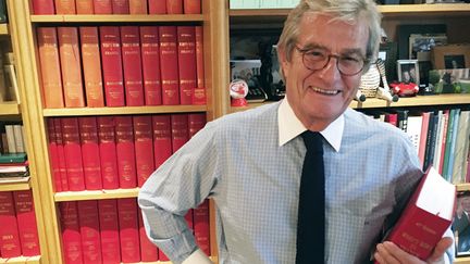 Antoine Hébrard, éditeur du "Who's Who", pose avec la nouvelle édition, devant des éditions précédentes, dans son bureau à Paris (3 novembre 2015)
 (Jean-François Guyot / AFP)