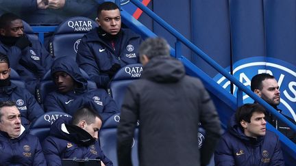 Kylian Mbappé sur le banc de Luis Enrique lors du match de Ligue 1 entre le PSG et Reims au Parc des Princes, le 10 mars 2024. (FRANCK FIFE / AFP)