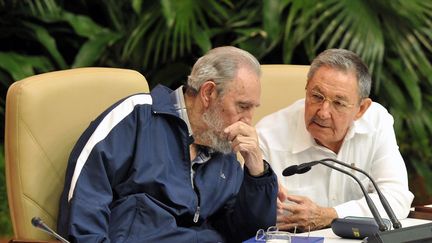 Fidel Castro en compagnie de son frère Raul lors du 6e congrès du Parti communiste cubain en avril 2011 à LA Havane. (ADALBERTO ROQUE / AFP)