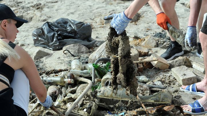 Des habitants de Zaporijia participent à une collecte pour nettoyer la rive asséchée du réservoir de Kakhovka (Ukraine), le 10 juin 2023. (ALBERT KOSHELEV/ SIPA / SIPA)