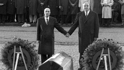 Un geste pour l'Histoire, François Mitterrand et Helmut Kohl, 22 septembre 1984 (WOLFGANG EILMES / DPA / dpa Picture-Alliance/AFP)