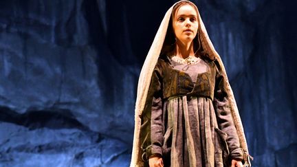 La jeune chanteuse française&nbsp;Eyma Scharen interprète Bernadette Soubirous dans la comédie musicale&nbsp;"Bernadette de Lourdes" de&nbsp;Lionel Florence et Patrice Guirao, à&nbsp;l'Espace Robert Hossein de Lourdes (du 1er juillet au 5 octobre 2019). (LAURENT DARD / AFP)