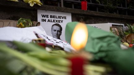 Un portrait d'Alexeï Navalny est installé lors d'un hommage à l'opposant russe, à Francfort (Allemagne), le 19 février 2024. (FRANK RUMPENHORST / DPA / AFP)