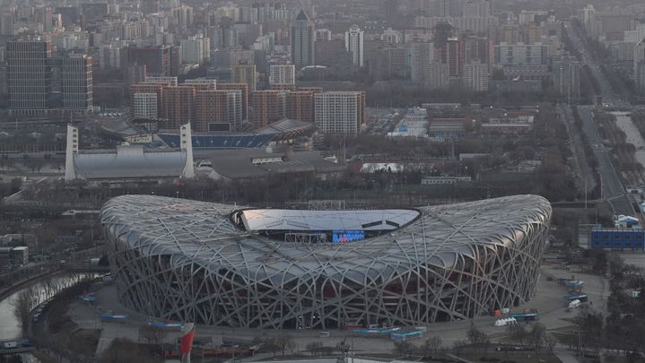 Le stade national olympique à Pékin, plus connu sous le nom de "Nid d'Oiseau", ici le 3 janvier 2022.&nbsp; (GREG BAKER / AFP)