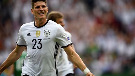 L'attaquant allemand Mario Gomez (LIONEL BONAVENTURE / AFP)