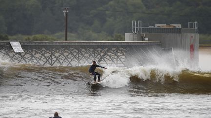 Une épreuve de surf en bassin artificiel