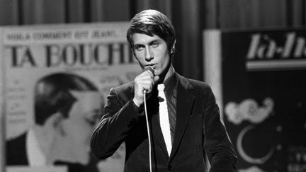 1967. Jacques Dutronc chante "J'aime les filles" dans l'émission "Le palmarès des chansons" 
 (GEORGES GALMICHE / Ina)