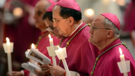 Des cardinaux en pri&egrave;re pour la veill&eacute;e pascale, &agrave; la basilique Saint-Pierre, au Vatican, le 7 avril 2012. (VINCENZO PINTO / AFP)