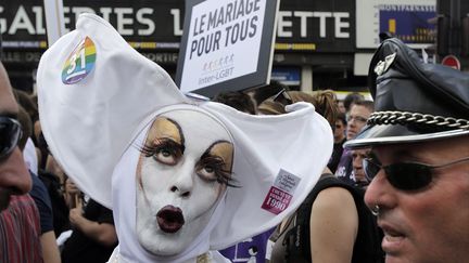 Dans la foule, de nombreux participants exprimaient leur satisfaction de l'annonce du gouvernement d'ouvrir le mariage aux homosexuels. (MAL LANGSDON / REUTERS)