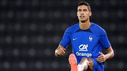 Raphaël Varane à l'entraînement de l'équipe de France, le 24 novembre 2022, à Doha. (FRANCK FIFE / AFP)