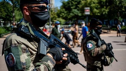 Des militaires de l'opération Sentinelle, à Lyon (Rhône), le 6 août 2020. (NICOLAS LIPONNE / HANS LUCAS)