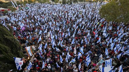 Des manifestants contre la réforme de la justice se rassemblent devant le parlement israélien (Knesset) à Jérusalem le 23 juillet 2023. (HAZEM BADER / AFP)