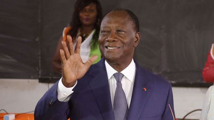 &nbsp; (Alassane Ouattara dans on bureau de vote, lors du scrutin de dimanche 25 octobre © Sipa - Schalk van Zuydam)