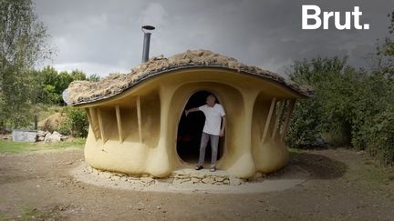 En France, ils sont considérés comme des pionniers. Pendant ce temps-là, à Moisdon-la-Rivière, Patrick et Brigitte Baronnet imaginent un habitat autonome et durable...