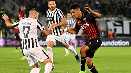 Le Niçois Sofiane Diop au duel avec&nbsp;Marko Zivkovic lors de Partizan Belgrade-Nice, le 15 septembre 2022.&nbsp; (ANDREJ ISAKOVIC / AFP)