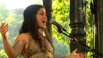 Emel Mathlouthi en concert au Cabaret frappé à Grenoble
 (France3/Culturebox)