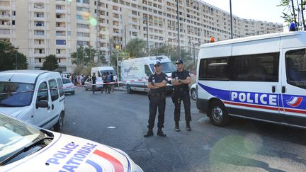 Des policiers &agrave; la cit&eacute; des Lauriers, lors d'une pr&eacute;c&eacute;dente fusillade, le 29 juillet 2012 &agrave; Marseille (Bouches-du-Rh&ocirc;ne). (ANNE-CHRISTINE POUJOULAT / AFP)