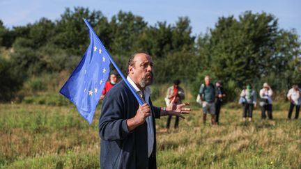 L'eurodéputé Benoit Biteau sur le site d'une ancienne bassine à Vivonne, le 20 octobre 2021. (MATHIEU HERDUIN / MAXPPP)