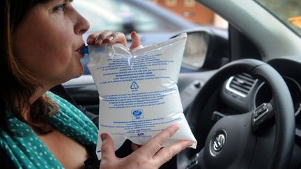 Une femme souffle dans un ethylotest &agrave; Quimper (Finist&egrave;re), le 1er juillet 2012. (FRED TANNEAU / AFP)