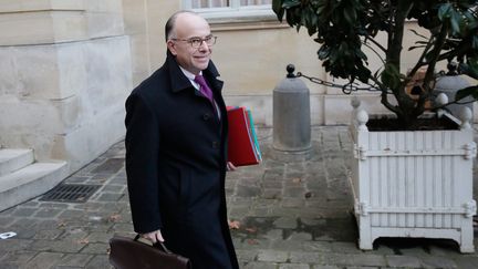 Le ministre d&eacute;l&eacute;gu&eacute; au Budget, Bernard Cazeneuve, sort de Matignon, &agrave; Paris, le 27 janvier 2014. (  MAXPPP)